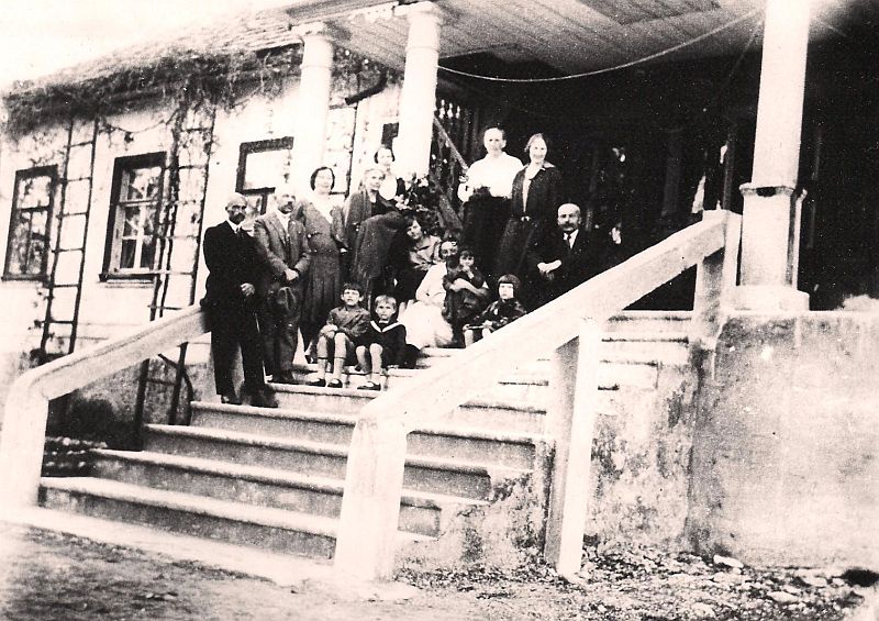 Stanisław Bilmin (prawdopodobnie pierwszy z prawej) na schodach dworu w Łosośnie
